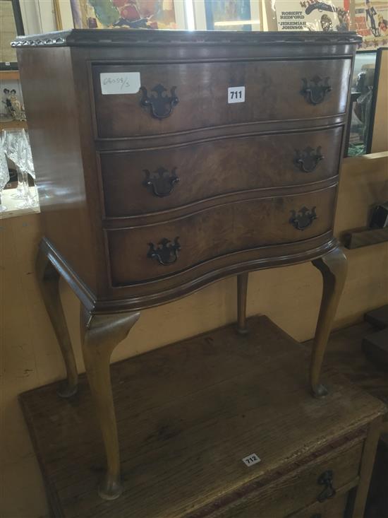 Georgian style chest of three drawers, on cabriole legs